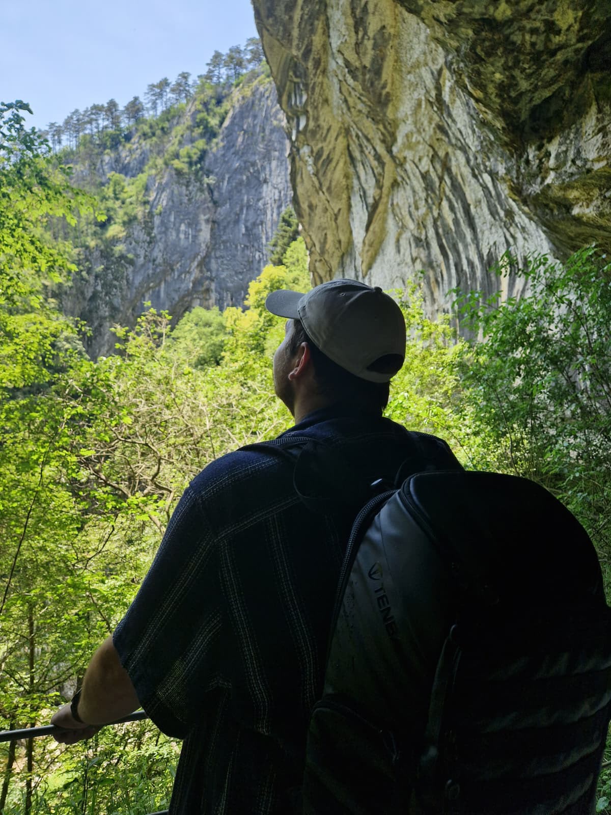 Maxi blickt während einer Wanderung auf eine felsige Landschaft.
